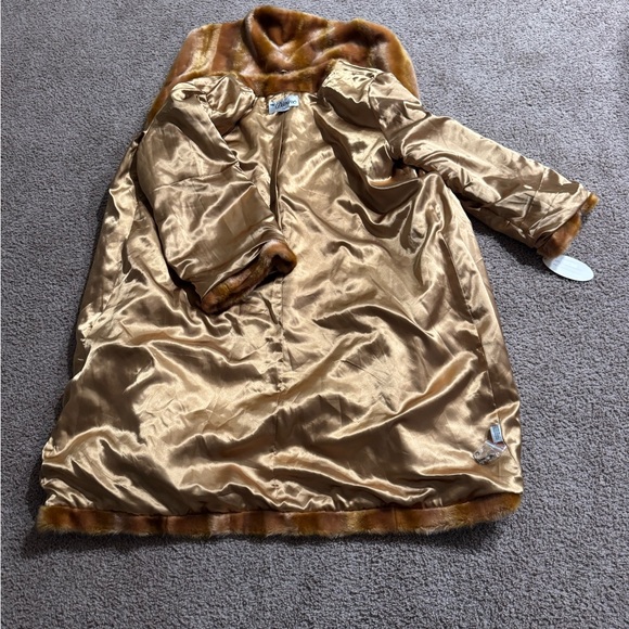 Ms. Divine Immitation Fur Coat.
Size: 3X. Women’s - Picture 13 of 16